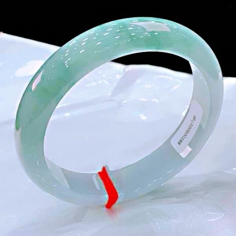 Lighting & Home Decor Studio Photos - Myanmar, Jadeite naturelle pour femmes, Bracelet