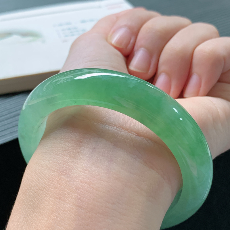Lighting & Home Decor Studio Photos - Bracelet en jadéite, jade ciré de