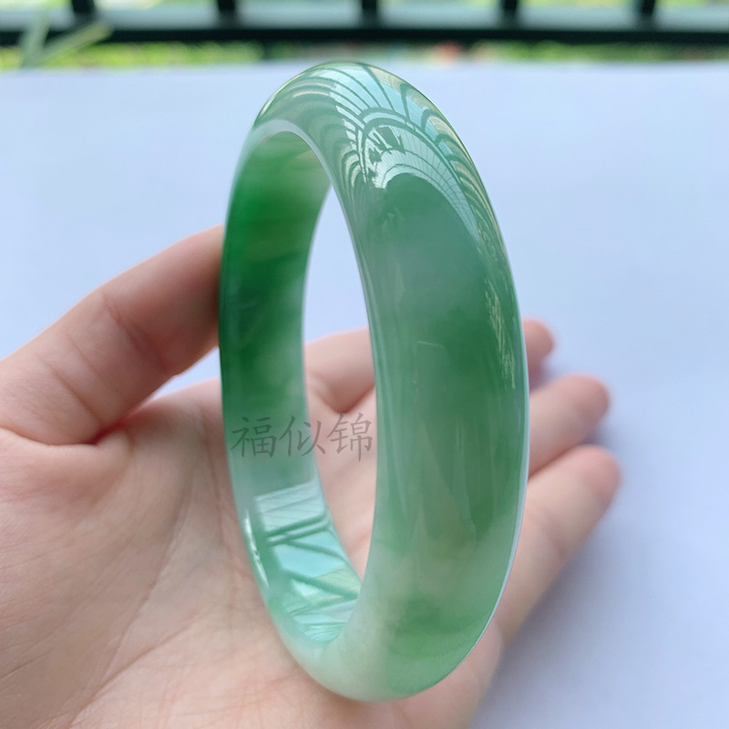 Lighting & Home Decor Studio Photos - Bracelet en jadéite glacée de mine