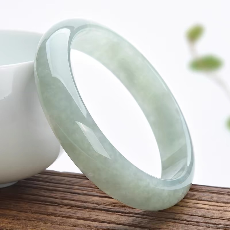 Lighting & Home Decor Studio Photos - Bracelet en jade ancien de Birmanie,