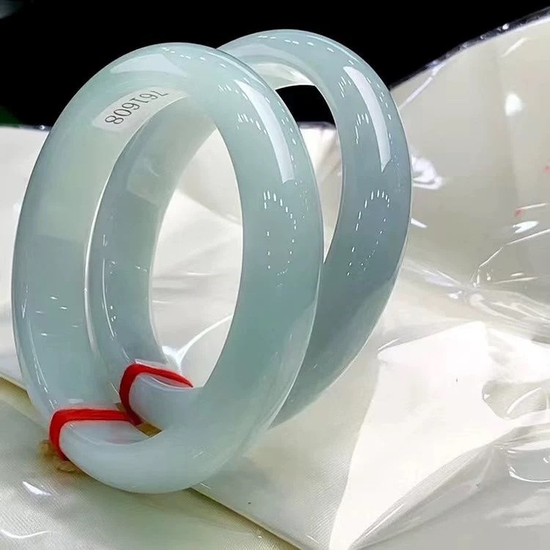 Bracelet en jadéite verte clai - Lighting & Home Decor Studio Photos avis et prix